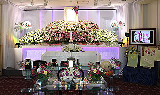 多磨日華斎場：花祭壇家族葬74プラン利用祭壇