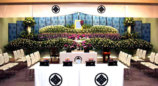 仏式　葬儀　仏教　祭壇　花祭壇　東京都　家族葬　宗教による違い