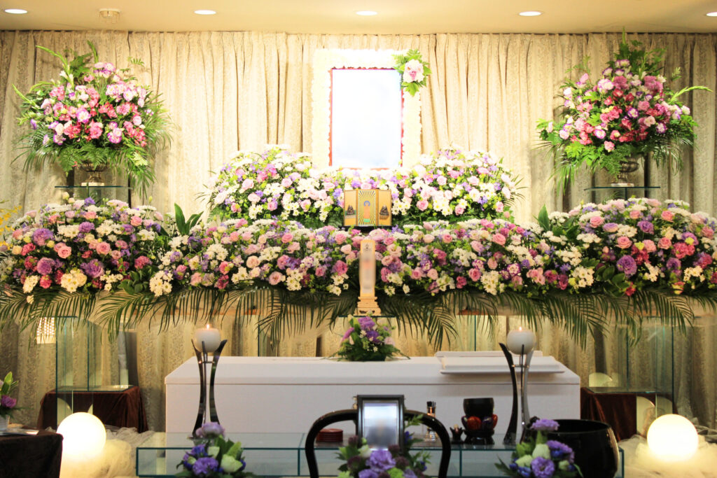 府中市 多磨日華斎場セイプレイト花祭壇 家族葬 葬儀事例